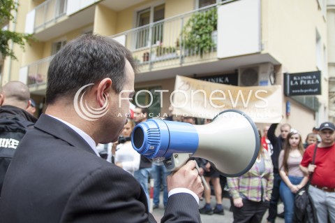  17.06.2014 WARSZAWA PROTEST PRZED KOMENDA POLICJI PRZECIWKO ZATRZYMANIU KRZYSZTOFA BOSAKA I ROBERTA WINNICKIEGO N/Z ARTUR ZAWISZA  