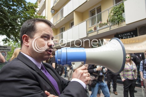  17.06.2014 WARSZAWA PROTEST PRZED KOMENDA POLICJI PRZECIWKO ZATRZYMANIU KRZYSZTOFA BOSAKA I ROBERTA WINNICKIEGO N/Z ARTUR ZAWISZA  
