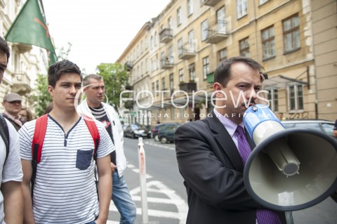  17.06.2014 WARSZAWA PROTEST PRZED KOMENDA POLICJI PRZECIWKO ZATRZYMANIU KRZYSZTOFA BOSAKA I ROBERTA WINNICKIEGO N/Z ARTUR ZAWISZA  
