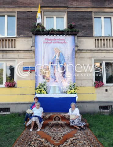  19.06.2014 WARSZAWA<br />OBCHODY SWIETA BOZEGO CIALA<br />N/Z PIERWSZA STACJA KOBIETY SIEDZACE PRZY OBRAZIE<br /> 