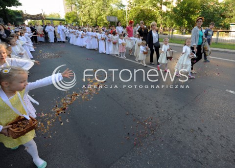  19.06.2014 WARSZAWA<br />OBCHODY SWIETA BOZEGO CIALA<br />N/Z DZIEWCZYNKI RZUCAJACE KWIATKI<br /> 
