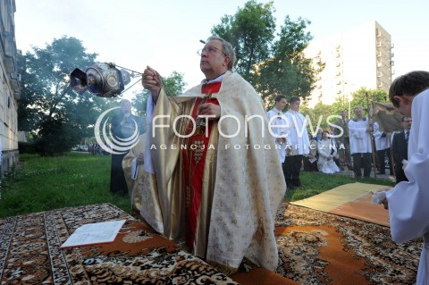  19.06.2014 WARSZAWA<br />OBCHODY SWIETA BOZEGO CIALA<br />N/Z KSIADZ OKADZAJACY OBRAZ<br /> 