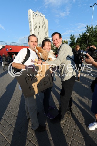  24.06.2014 WARSZAWA<br />MIEDZYNARODOWY DZIEN PRZYTULANIA<br />N/Z UCZESTNICY WYDARZENIA W CENTRUM MIASTA PIES<br /> 