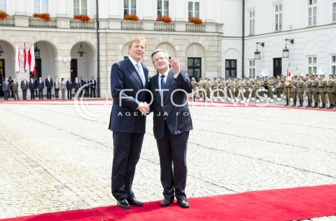  24.06.2014 CEREMONIA OFICJALNEGO POWITANIA NIDERLANDZKIEJ PARY KROLEWSKIEJ N/Z JKM WILLEM ALEXANDER PREZYDENT RP BRONISLAW KOMOROWSKI  