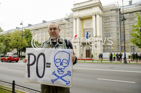  24.06.2014 WARSZAWA PROTEST ORGANIZACJI STUDENCKICH POD KANCELARIA PREMIERA ZA ODWOLANIEM RZADU DONALDA TUSKA N/Z UCZESTNICY TRANSPARENTY   