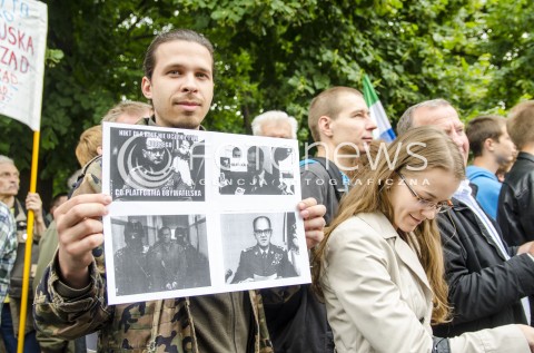  24.06.2014 WARSZAWA PROTEST ORGANIZACJI STUDENCKICH POD KANCELARIA PREMIERA ZA ODWOLANIEM RZADU DONALDA TUSKA N/Z UCZESTNICY TRANSPARENTY   