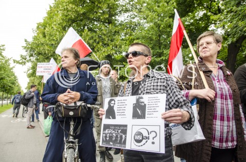  24.06.2014 WARSZAWA PROTEST ORGANIZACJI STUDENCKICH POD KANCELARIA PREMIERA ZA ODWOLANIEM RZADU DONALDA TUSKA N/Z UCZESTNICY TRANSPARENTY   