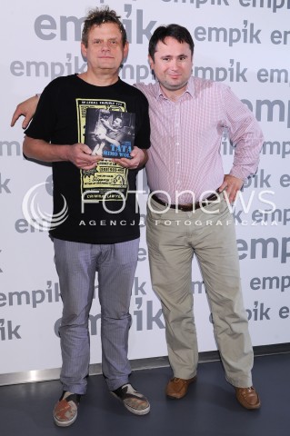  24.06.2014 WARSZAWA<br />SPOTKANIE Z KAZIKIEM STASZEWSKIM ORAZ JAROSLAWEM DUSIEM W EMPIKU<br />N/Z KAZIMIERZ KAZIK STASZEWSKI JAROSLAW DUS<br /> 