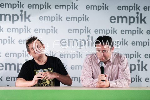  24.06.2014 WARSZAWA<br />SPOTKANIE Z KAZIKIEM STASZEWSKIM ORAZ JAROSLAWEM DUSIEM W EMPIKU<br />N/Z KAZIMIERZ KAZIK STASZEWSKI JAROSLAW DUS<br /> 