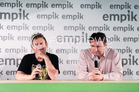  24.06.2014 WARSZAWA<br />SPOTKANIE Z KAZIKIEM STASZEWSKIM ORAZ JAROSLAWEM DUSIEM W EMPIKU<br />N/Z KAZIMIERZ KAZIK STASZEWSKI JAROSLAW DUS<br /> 