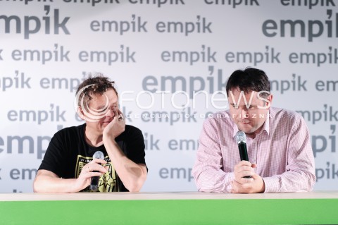  24.06.2014 WARSZAWA<br />SPOTKANIE Z KAZIKIEM STASZEWSKIM ORAZ JAROSLAWEM DUSIEM W EMPIKU<br />N/Z KAZIMIERZ KAZIK STASZEWSKI JAROSLAW DUS<br /> 