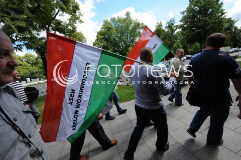  25.06.2014 WARSZAWA<br />PROTEST PRACOWNIKOW WOJSKA W SPRAWIE PODWYZEK POD KANCELARIA PREMIERA<br />N/Z PROTESTUJACY<br /> 