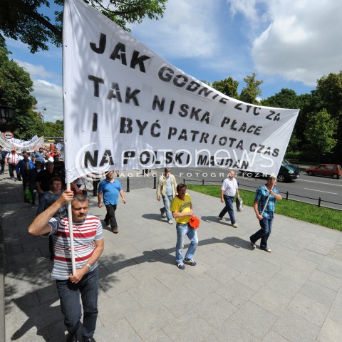  25.06.2014 WARSZAWA<br />PROTEST PRACOWNIKOW WOJSKA W SPRAWIE PODWYZEK POD KANCELARIA PREMIERA<br />N/Z PROTESTUJACY TRANSPARENT<br /> 