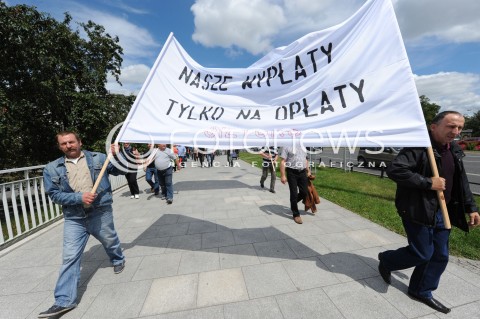  25.06.2014 WARSZAWA<br />PROTEST PRACOWNIKOW WOJSKA W SPRAWIE PODWYZEK POD KANCELARIA PREMIERA<br />N/Z PROTESTUJACY TRANSPARENT<br /> 
