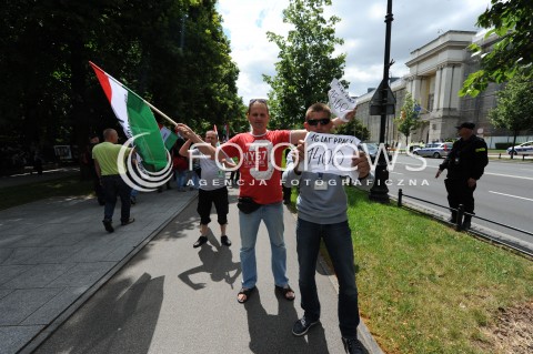  25.06.2014 WARSZAWA<br />PROTEST PRACOWNIKOW WOJSKA W SPRAWIE PODWYZEK POD KANCELARIA PREMIERA<br />N/Z PROTESTUJACY<br /> 