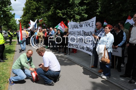 25.06.2014 WARSZAWA<br />PROTEST PRACOWNIKOW WOJSKA W SPRAWIE PODWYZEK POD KANCELARIA PREMIERA<br />N/Z PROTESTUJACY<br /> 