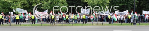  25.06.2014 WARSZAWA<br />PROTEST PRACOWNIKOW WOJSKA W SPRAWIE PODWYZEK POD KANCELARIA PREMIERA<br />N/Z PROTESTUJACY<br /> 