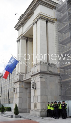  25.06.2014 WARSZAWA<br />PROTEST PRACOWNIKOW WOJSKA W SPRAWIE PODWYZEK<br />N/Z KANCELARIA PREZESA RADY MINISTROW CHRONIONA PRZEZ POLICJE<br /> 