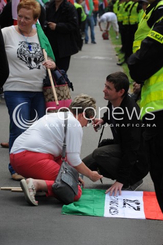  25.06.2014 WARSZAWA<br />PROTEST PRACOWNIKOW WOJSKA W SPRAWIE PODWYZEK POD KANCELARIA PREMIERA<br />N/Z PROTESTUJACY<br /> 
