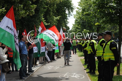  25.06.2014 WARSZAWA<br />PROTEST PRACOWNIKOW WOJSKA W SPRAWIE PODWYZEK POD KANCELARIA PREMIERA<br />N/Z PROTESTUJACY POLICJA<br /> 