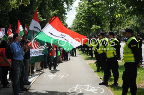  25.06.2014 WARSZAWA<br />PROTEST PRACOWNIKOW WOJSKA W SPRAWIE PODWYZEK POD KANCELARIA PREMIERA<br />N/Z PROTESTUJACY POLICJA<br /> 