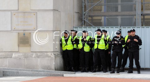  25.06.2014 WARSZAWA<br />PROTEST PRACOWNIKOW WOJSKA W SPRAWIE PODWYZEK POD KANCELARIA PREMIERA<br />N/Z POLICJA OCHRANIA KANCELARIE PREMIERA<br /> 