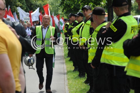  25.06.2014 WARSZAWA<br />PROTEST PRACOWNIKOW WOJSKA W SPRAWIE PODWYZEK POD KANCELARIA PREMIERA<br />N/Z PROTESTUJACY POLICJA<br /> 