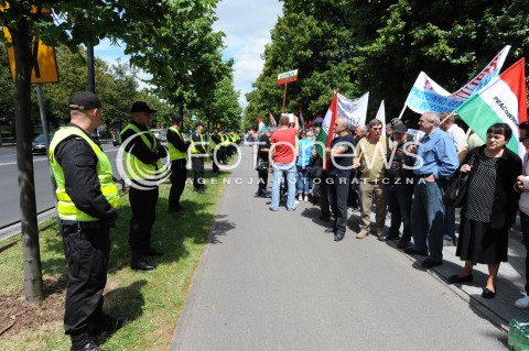  25.06.2014 WARSZAWA<br />PROTEST PRACOWNIKOW WOJSKA W SPRAWIE PODWYZEK POD KANCELARIA PREMIERA<br />N/Z PROTESTUJACY POLICJA<br /> 