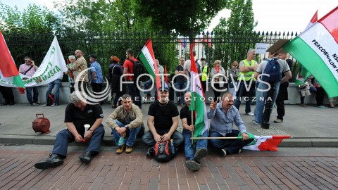  25.06.2014 WARSZAWA<br />PROTEST PRACOWNIKOW WOJSKA W SPRAWIE PODWYZEK<br />N/Z PROTESTUJACY ZMECZENI<br /> 