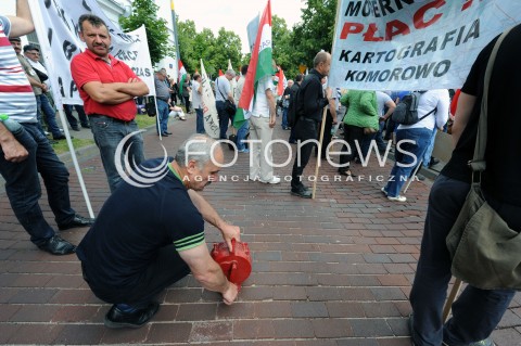  25.06.2014 WARSZAWA<br />PROTEST PRACOWNIKOW WOJSKA W SPRAWIE PODWYZEK<br />N/Z PROTESTUJACY<br /> 