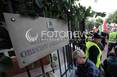  25.06.2014 WARSZAWA<br />PROTEST PRACOWNIKOW WOJSKA W SPRAWIE PODWYZEK<br />N/Z PROTESTUJACY PRZED MINISTERSTWEM OBRONY NARODOWEJ<br /> 