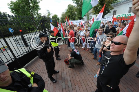  25.06.2014 WARSZAWA<br />PROTEST PRACOWNIKOW WOJSKA W SPRAWIE PODWYZEK<br />N/Z PROTESTUJACY PRZED MINISTERSTWEM OBRONY NARODOWEJ<br /> 