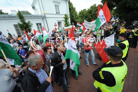  25.06.2014 WARSZAWA<br />PROTEST PRACOWNIKOW WOJSKA W SPRAWIE PODWYZEK<br />N/Z PROTESTUJACY PRZED MINISTERSTWEM OBRONY NARODOWEJ<br /> 