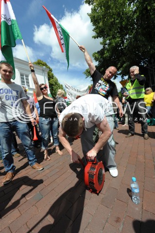  25.06.2014 WARSZAWA<br />PROTEST PRACOWNIKOW WOJSKA W SPRAWIE PODWYZEK<br />N/Z PROTESTUJACY<br /> 