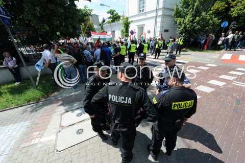  25.06.2014 WARSZAWA<br />PROTEST PRACOWNIKOW WOJSKA W SPRAWIE PODWYZEK<br />N/Z POLICJANCI USTALAJACY STRATEGIE<br /> 