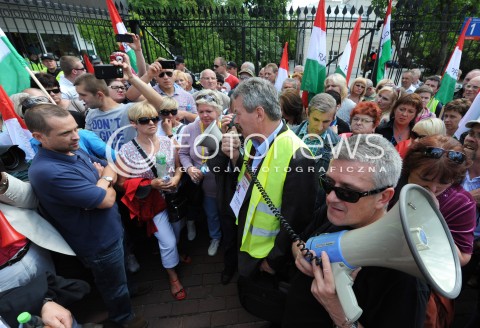  25.06.2014 WARSZAWA<br />PROTEST PRACOWNIKOW WOJSKA W SPRAWIE PODWYZEK<br />N/Z PRZEWODNICZACY ZGROMADZENIA ZENON JAGIELLO NSZZ PW WSROD PROTESTUJACYCH<br /> 
