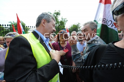  25.06.2014 WARSZAWA<br />PROTEST PRACOWNIKOW WOJSKA W SPRAWIE PODWYZEK<br />N/Z PRZEWODNICZACY ZGROMADZENIA ZENON JAGIELLO NSZZ PW WSROD PROTESTUJACYCH<br /> 