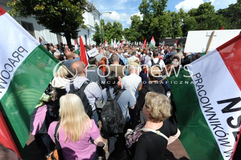  25.06.2014 WARSZAWA<br />PROTEST PRACOWNIKOW WOJSKA W SPRAWIE PODWYZEK<br />N/Z PROTESTUJACY NIOSACY FLAGI<br /> 