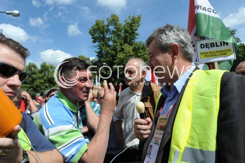  25.06.2014 WARSZAWA<br />PROTEST PRACOWNIKOW WOJSKA W SPRAWIE PODWYZEK<br />N/Z PRZEWODNICZACY ZGROMADZENIA ZENON JAGIELLO NSZZ PW WSROD PROTESTUJACYCH<br /> 