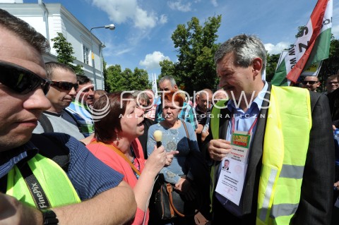  25.06.2014 WARSZAWA<br />PROTEST PRACOWNIKOW WOJSKA W SPRAWIE PODWYZEK<br />N/Z PRZEWODNICZACY ZGROMADZENIA ZENON JAGIELLO NSZZ PW WSROD PROTESTUJACYCH<br /> 