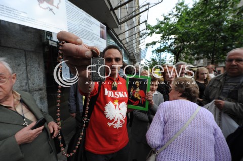  27.06.2014 WARSZAWA<br />PROTEST PRZECIWKO GOLGOTA PICNIC PRZED TEATREM ROZMAITOSCI<br />N/Z PROTESTUJACY NIE WSTYDZE SIE JEZUSA<br /> 