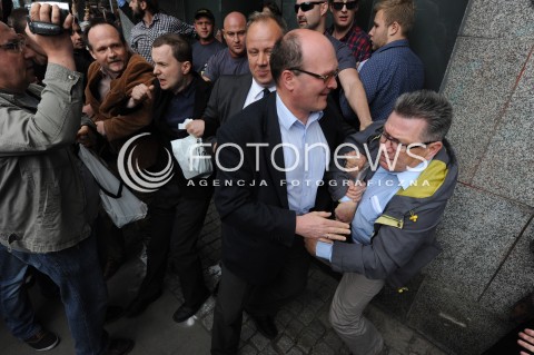  27.06.2014 WARSZAWA<br />PROTEST PRZECIWKO GOLGOTA PICNIC PRZED TEATREM ROZMAITOSCI<br />N/Z PROTESTUJACY PRZEPYCHANKI BOJKA PRZEPYCHANKA<br /> 