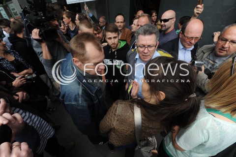  27.06.2014 WARSZAWA<br />PROTEST PRZECIWKO GOLGOTA PICNIC PRZED TEATREM ROZMAITOSCI<br />N/Z PROTESTUJACY PRZEPYCHANKI BOJKA PRZEPYCHANKA<br /> 