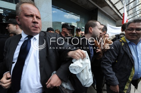  27.06.2014 WARSZAWA<br />PROTEST PRZECIWKO GOLGOTA PICNIC PRZED TEATREM ROZMAITOSCI<br />N/Z PROTESTUJACY<br /> 