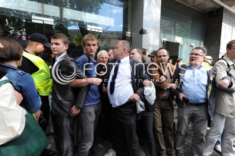  27.06.2014 WARSZAWA<br />PROTEST PRZECIWKO GOLGOTA PICNIC PRZED TEATREM ROZMAITOSCI<br />N/Z PROTESTUJACY<br /> 