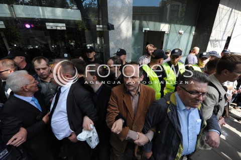  27.06.2014 WARSZAWA<br />PROTEST PRZECIWKO GOLGOTA PICNIC PRZED TEATREM ROZMAITOSCI<br />N/Z PROTESTUJACY POLICJA<br /> 