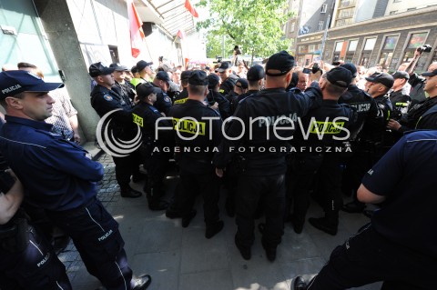  27.06.2014 WARSZAWA<br />PROTEST PRZECIWKO GOLGOTA PICNIC PRZED TEATREM ROZMAITOSCI<br />N/Z PROTESTUJACY POLICJA<br /> 