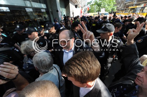  27.06.2014 WARSZAWA<br />PROTEST PRZECIWKO GOLGOTA PICNIC PRZED TEATREM ROZMAITOSCI<br />N/Z PROTESTUJACY<br /> 