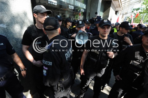  27.06.2014 WARSZAWA<br />PROTEST PRZECIWKO GOLGOTA PICNIC PRZED TEATREM ROZMAITOSCI<br />N/Z PROTESTUJACY POLICJA<br /> 