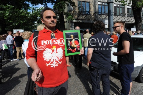  27.06.2014 WARSZAWA<br />PROTEST PRZECIWKO GOLGOTA PICNIC PRZED TEATREM ROZMAITOSCI<br />N/Z PROTESTUJACY<br /> 